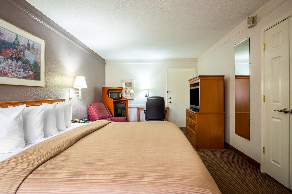 Quality Inn & Suites Airport Charlotte Exterior photo