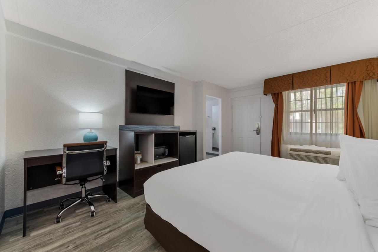 Quality Inn & Suites Airport Charlotte Exterior photo