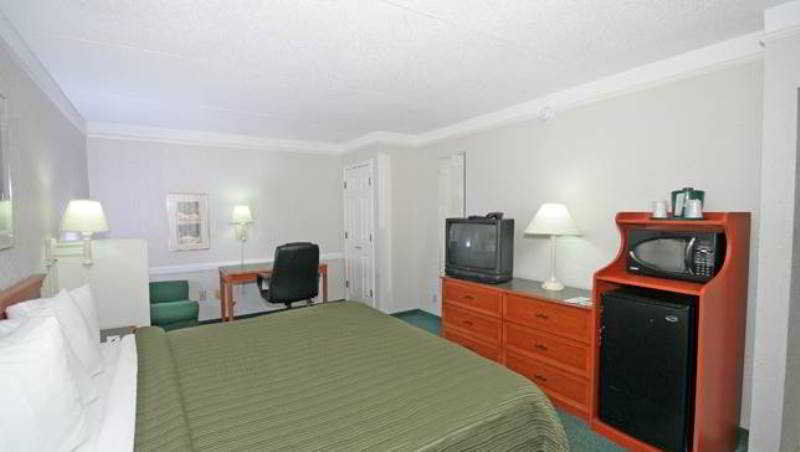 Quality Inn & Suites Airport Charlotte Exterior photo